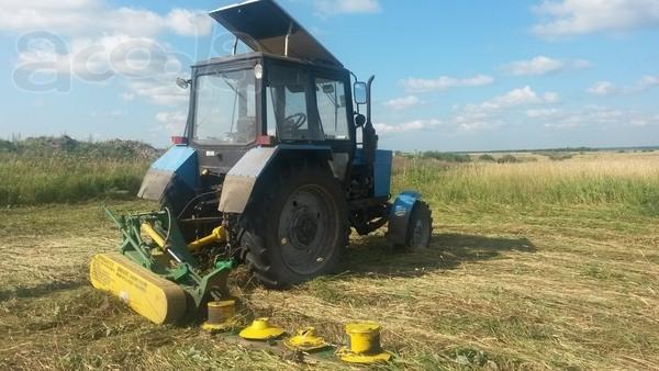 Покос травы трактором с роторной косилкой